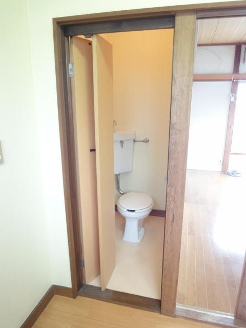 折れ戸のトイレ