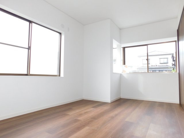 津島市東中地町１丁目の中古一戸建の洋室|◇１階洋室◇　　明るい洋室約６．０帖　全居室収納完備♪