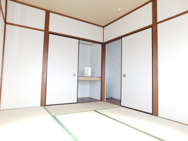 津島市東中地町１丁目の中古一戸建の和室|◇和室◇　　明るい和室約６．０帖　収納完備の落ち着いた空間♪