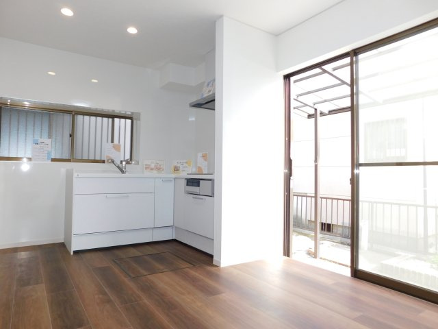 津島市東中地町１丁目の中古一戸建の居間・リビング|◇ダイニングキッチン◇　　南面で明るいダイニングキッチン約７．５帖　家族でゆったりと食事を楽しめます♪