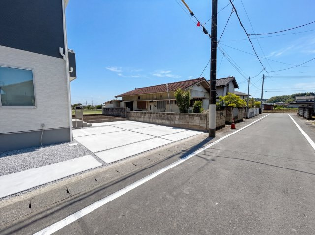 新築　高崎市町屋町第3　Livele Garden.S　1号棟の前面道路含む現地写真|現地写真　西側接道幅員約5.3ｍ　東側接道幅員約4ｍ