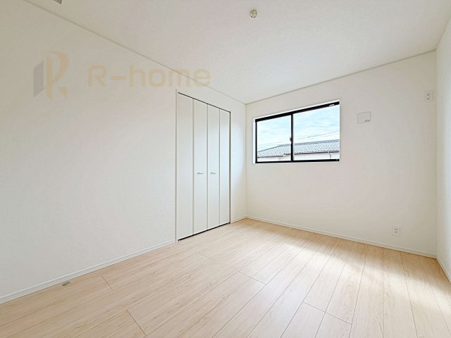 つくば市高見原第17　新築戸建て　3号棟の洋室|どんな部屋家具も合わせやすいシンプルな洋室！
たっぷりの日差しと心地よい風が舞い込む住まい♪