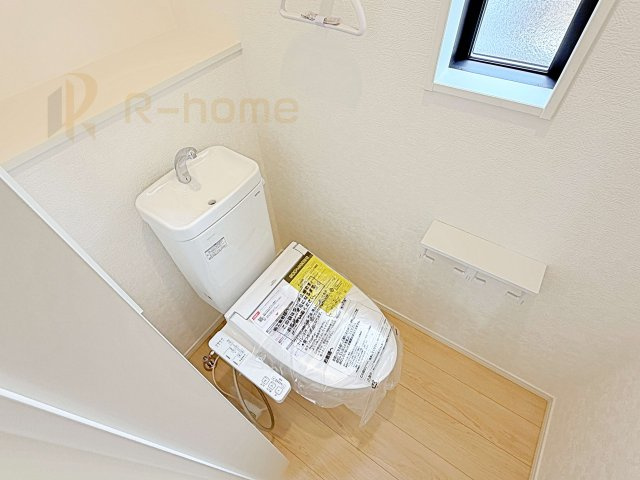 つくば市高見原第17　新築戸建て　3号棟のトイレ|温水洗浄便座付きのトイレ。
トイレが２ヵ所設置で朝の忙しい時間でも安心です。