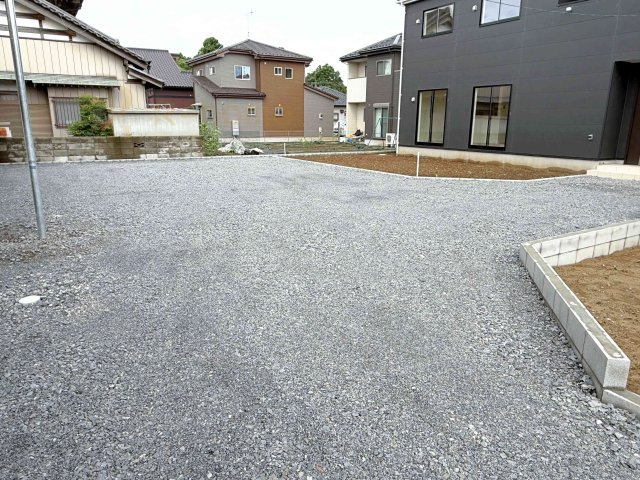 つくば市高見原第17　新築戸建て　3号棟の駐車場|カースペースは3台完備。ゲスト用のスペースも確保できますね♪