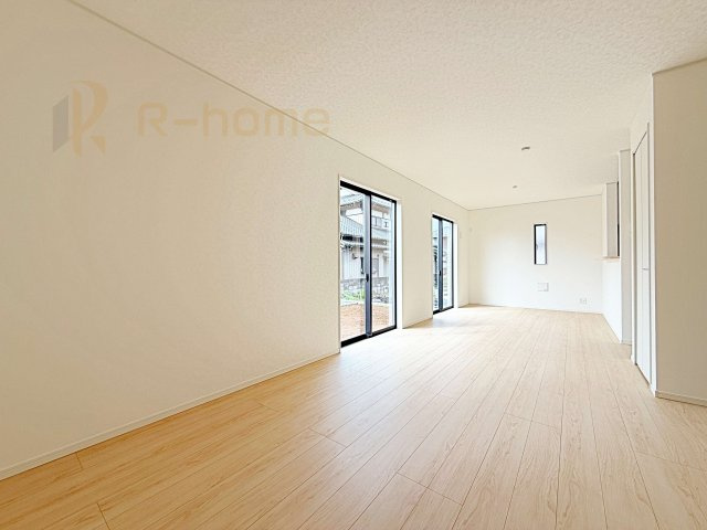 つくば市高見原第17　新築戸建て　3号棟の居間・リビング|広々とした余裕のあるリビングです♪大きな窓からは自然光が届きます。