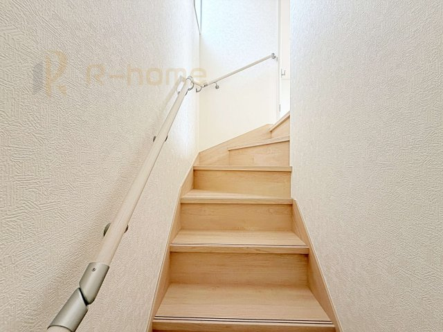 つくば市高見原第17　新築戸建て　3号棟の内装|手すりのついた階段！小さなお子様の利用も一安心です♪