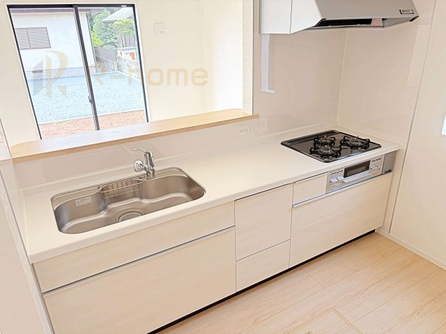 つくば市高見原第17　新築戸建て　3号棟のキッチン|料理をしながら家族とコミュニケーションが取れる対面式システムキッチン。