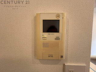 訪問者が来たときにテレビ画面で確認できるため、安心してドアを開けられます。録画機能があるものもあり、留守中に来訪者を記録しておくことができます。利便性が高く、セキュリティ面でも安心です。
