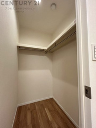 収納力が高く洋服や小物を整理しやすく、更衣室のように使え、部屋がすっきり保てます。収納の配置を自由に調整でき、換気性が良く防湿・防虫対策も可能。快適で機能的な生活空間を実現できます♪
