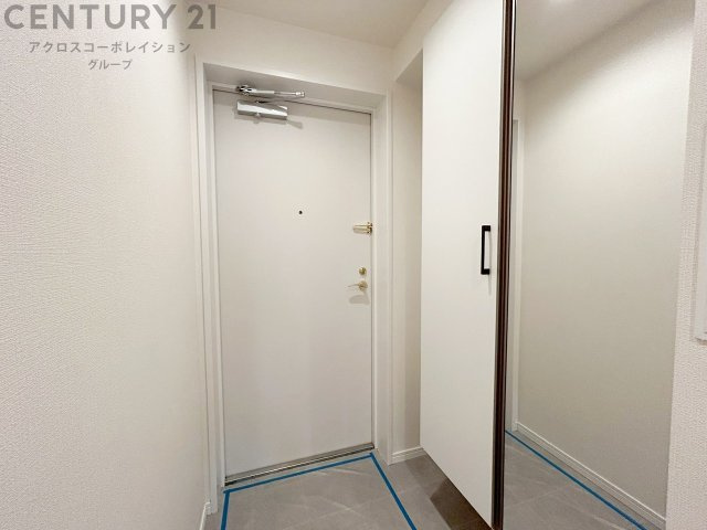 大きな玄関収納付きの玄関です　家族皆様の履物をしっかり収納できます　姿見付きでお出かけ前の身だしなみチェックに便利です
