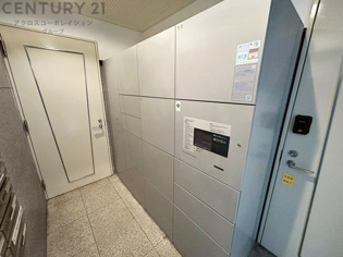 宅配ボックスは荷物の受け取りや配達が便利で安全です。不在時でも荷物が確保され、盗難や損傷のリスクが減少。受け取り時間の柔軟性が向上。外出先からでも荷物の受け取りや預けが可能となります。
