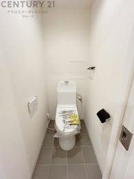 温水洗浄便座付トイレは温水洗浄機能により、暖かい水でおしりを洗浄することができ、冷たい水を使う従来の便座に比べ、温水洗浄機能で暖かいトイレを提供し、快適な使用を可能にします。
