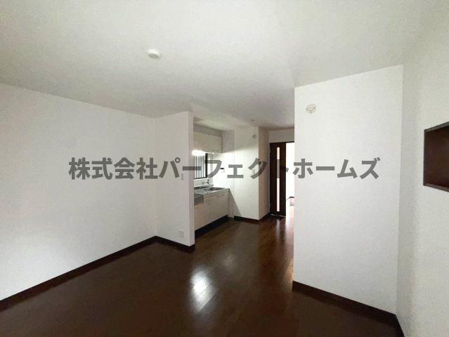 養父西町戸建　賃貸の居間・リビング|おしゃれな居間です