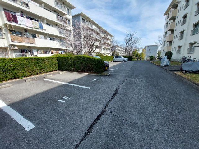 公団狭山住宅7号棟の駐車場