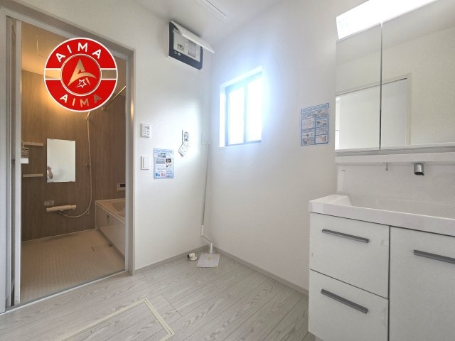 福岡市南区野多目2丁目第2-2棟（1号棟）の脱衣所|ゆとりの洗面スペースで朝の身支度もスムーズに。暮らしを快適に変えるシャワー付洗面台です！