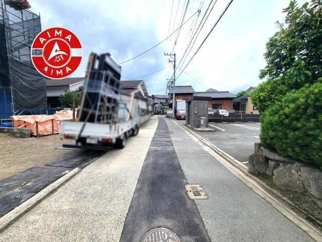 福岡市南区野多目2丁目第2-2棟（1号棟）の前面道路含む現地写真|前面道路は閑静な住宅地をはしる車通りの少ない道路。お車の出し入れが苦手なママや小さなお子様にも安心ですね。しっかり舗装もされているので、ベビーカーや自転車で通っても快適に通行できます。