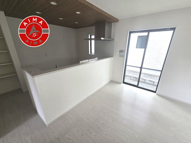福岡市南区野多目2丁目第2-2棟（1号棟）のダイニング|キッチンから立ち込める香りが今日の料理を期待させます。