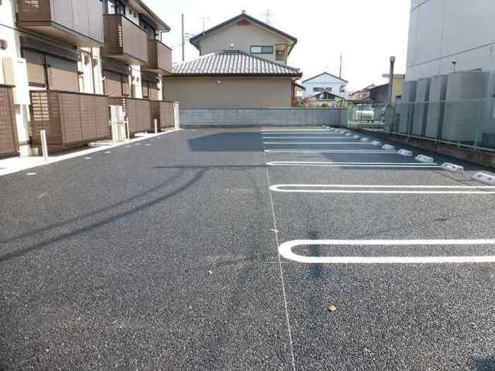 アルドーレ　Bの駐車場