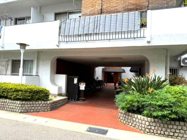 サンワード魚崎C棟のエントランス|住吉川遊歩道でウォーキングが楽しめます