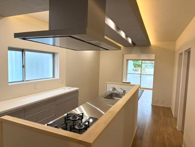 サンワード魚崎C棟のキッチン|収納たっぷりなので調理器具や調味料も出し入れしやすいですね。
