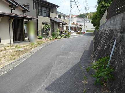 広島市安佐北区口田南２丁目の中古一戸建の前面道路含む現地写真