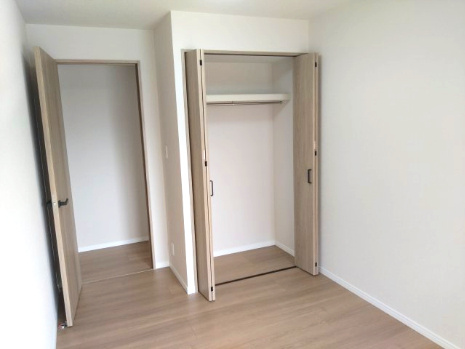 【洋室】 | ルイシャトレあびこ | 5.4帖の洋室！全居室に収納が備わり、居住空間スッキリ！整理整頓がしやすいとお掃除が捗りそうです。