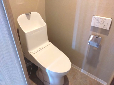 【トイレ】 | ルイシャトレあびこ | 温水洗浄便座付のトイレで、冬の寒い時期でも快適！汚れた時にはサッと拭けて衛生的です。