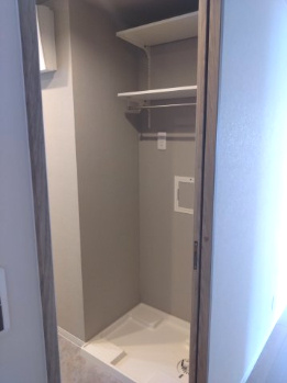 【設備】 | ルイシャトレあびこ | 防水パン付き洗濯機置き場有り！上部にはハンガーバー付きの棚も備わり、洗剤やハンガーなどもスッキリと収まります。
