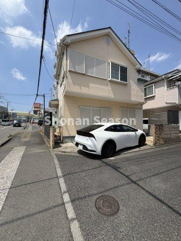 【外観】 | 小学校（徒歩1分）小さなお子さまの登下校も安心の立地！　　　　　　
リフォーム済み（2026.4）ぜひ詳細をご確認くださいませ♪