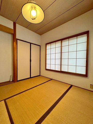 野洲市冨波甲　中古戸建ての和室|1F 4.5帖和室。収納完備で、お部屋がスッキリと片付きます。