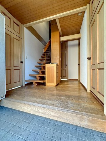 野洲市冨波甲　中古戸建ての玄関|木のぬくもりを感じる、開放的な玄関です。