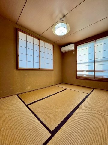 野洲市冨波甲　中古戸建ての和室|2F 6帖和室。2面採光で明るい室内。