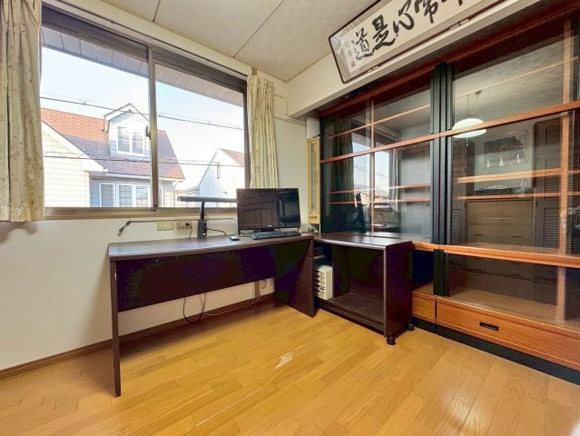 野洲市冨波甲　中古戸建ての洋室|2F 11.4帖洋室。陽の光を取り込み、落ち着く空間です。