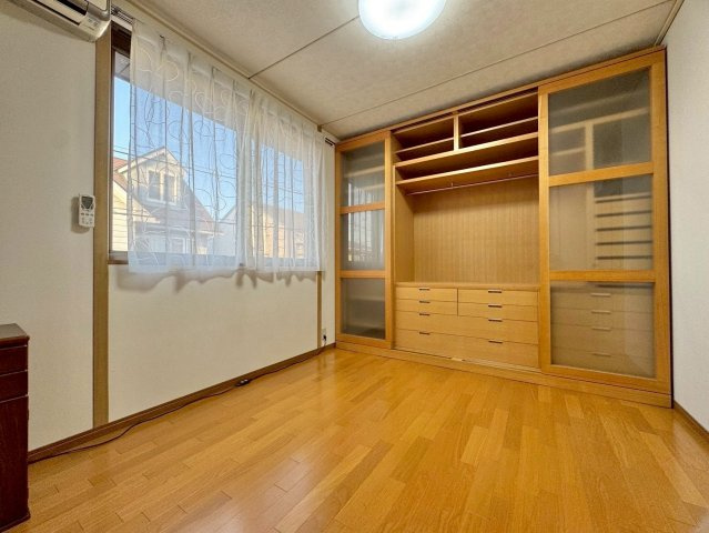 野洲市冨波甲　中古戸建ての洋室|2F 11.4帖洋室。収納力があります。