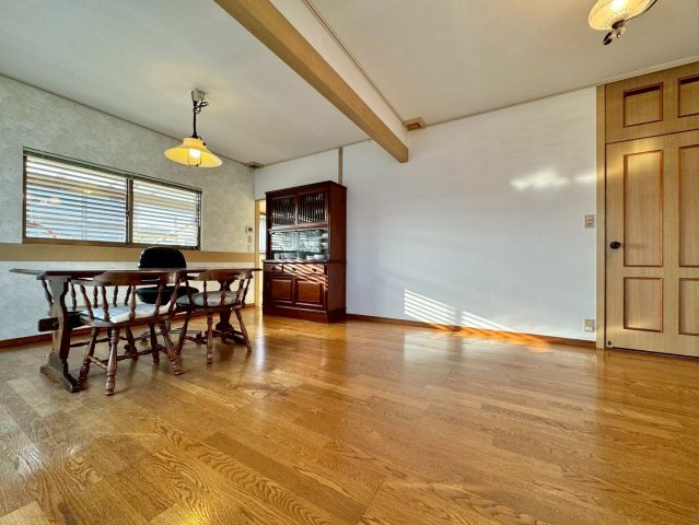 野洲市冨波甲　中古戸建ての居間・リビング|家族の集まるLDKはゆったり17.7帖です。