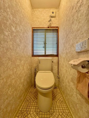 野洲市冨波甲　中古戸建てのトイレ|温水洗浄便座付きトイレ。