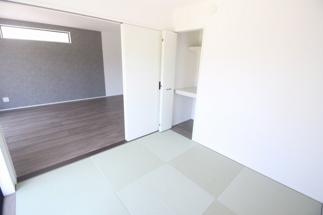 小山市駅南町5丁目　4期の和室|LDKに隣接した和室は、お子さまの遊び場やお昼寝スペースにも便利。収納付きで、来客用の寝具なども保管できます。