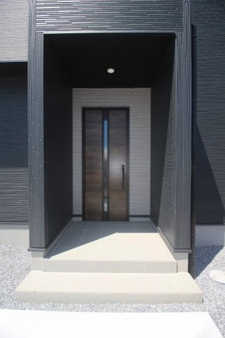 小山市駅南町5丁目　4期の玄関|深い軒に守られた玄関ポーチ。雨の日も濡れにくく、傘の開閉や荷物を持った状態での出入りもスムーズです。