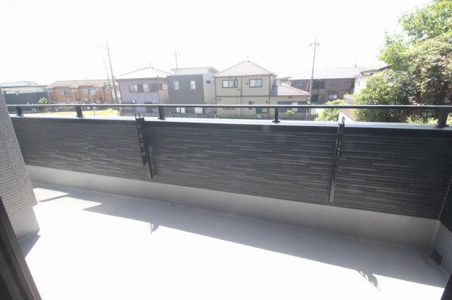 小山市駅南町5丁目　4期のバルコニー|陽当たりの良い南側バルコニー。奥行きがあり、毎日の洗濯物や家族分の布団を干すスペースとして活用できます。