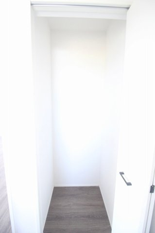 小山市駅南町5丁目　4期の収納|家族で共有できる2階廊下収納。掃除用品や季節家電、日用品のストックなどをまとめて保管でき、各居室をすっきりと保てます。