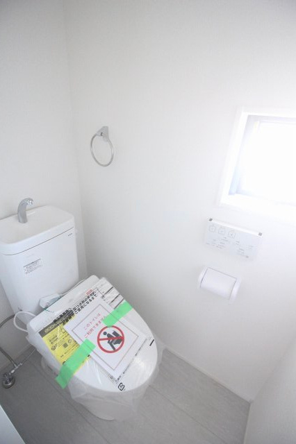 小山市駅南町5丁目　4期のトイレ|各階にトイレがあるため、朝の忙しい時間帯や夜間にも便利。窓付きで明るく、換気しやすい空間です。