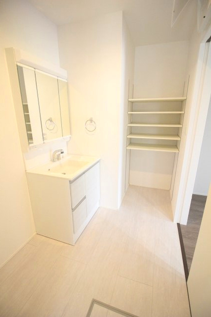 小山市駅南町5丁目　4期のランドリースペース|洗面台の横には、タオルや洗剤の収納に便利な可動棚を設置。洗う・しまうをスムーズに行える空間です。