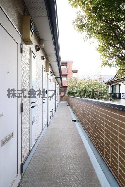 小金井市東町４丁目のアパートのエントランス