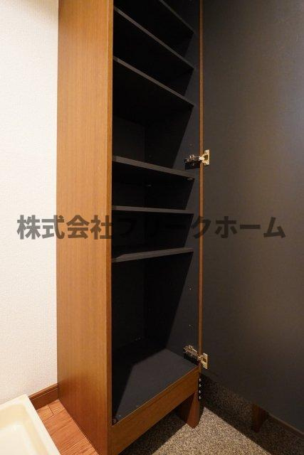 小金井市東町４丁目のアパートの玄関