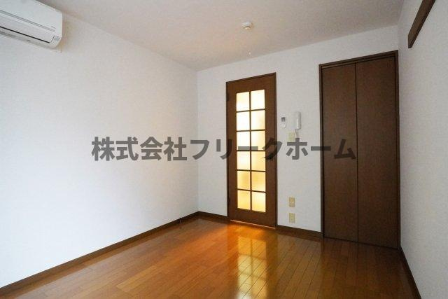 小金井市東町４丁目のアパートの居間・リビング