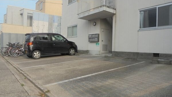 メゾン　デ　フローラの駐車場