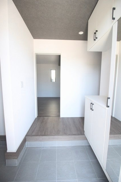 小山市駅南町5丁目　4期の玄関|白を基調とした明るい玄関ホール。収納を備えているため、家族の靴を整理しやすく、すっきりと迎えられます。