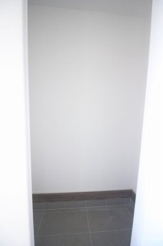 小山市駅南町5丁目　4期の玄関|玄関にはシューズクロークを設置。靴や外出用品をまとめて収納でき、玄関まわりをすっきりと保てます。