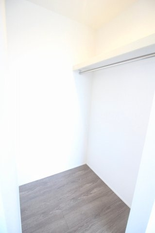 小山市駅南町5丁目　4期の収納|衣類を出し入れしやすいオープンクローゼット。扉がないため内部を見渡しやすく、日々の身支度もスムーズです。