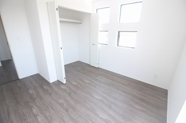 小山市駅南町5丁目　4期の子供部屋|4つの窓から光を取り込める明るい洋室。クローゼット付きで、衣類や学用品を整理しやすく、子ども部屋にも適しています。